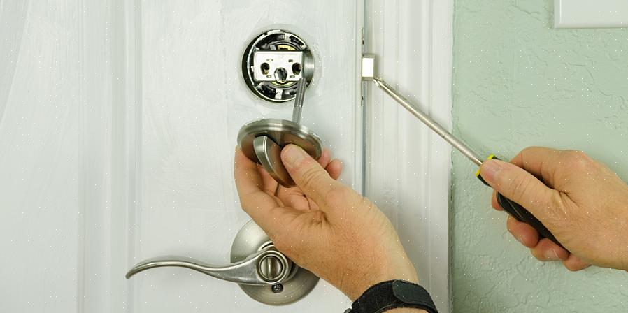 Installer de to halvdele af dødboltmekanismen på døren