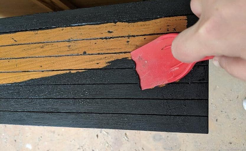 Når du har fjernet så meget maling som muligt med varmepistolen