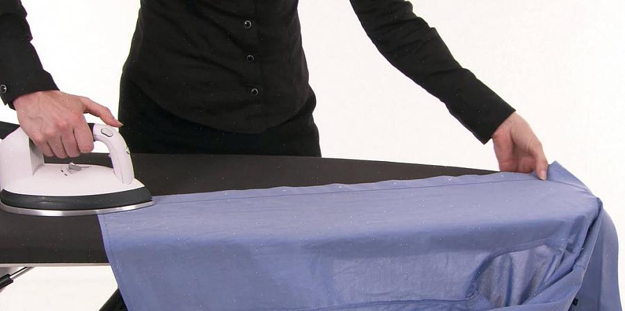 Mindst fem eller ti minutter inden strygning af linnetøj skal du give dem en god spritz med almindeligt