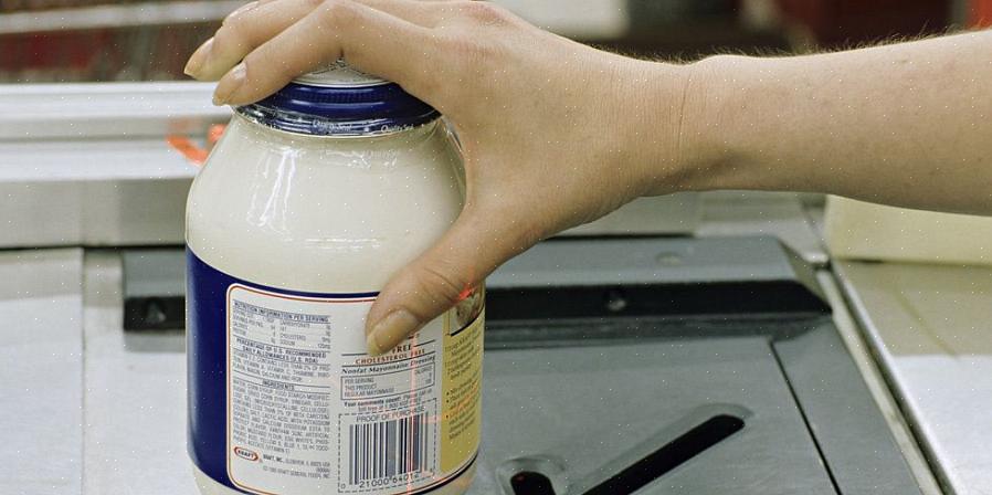 Sådan fjernes majones fra tæppe og polstring