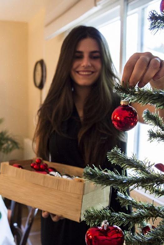 Og hold hver gang opstillet ved siden af deres juletræ