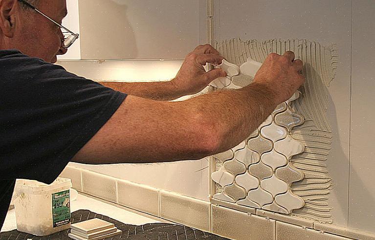 Men nogle mosaikker består af ark af små rektangulære fliser eller andre geometriske former