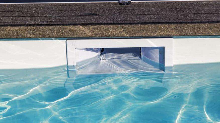 Sænker niveauet for at matche vandniveauet i en pool eller spa