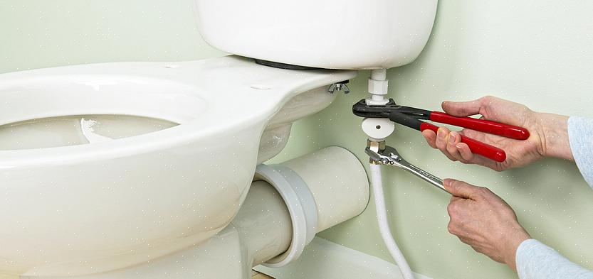 Fjern dækhætterne af porcelæn eller plastik på gulvboltene