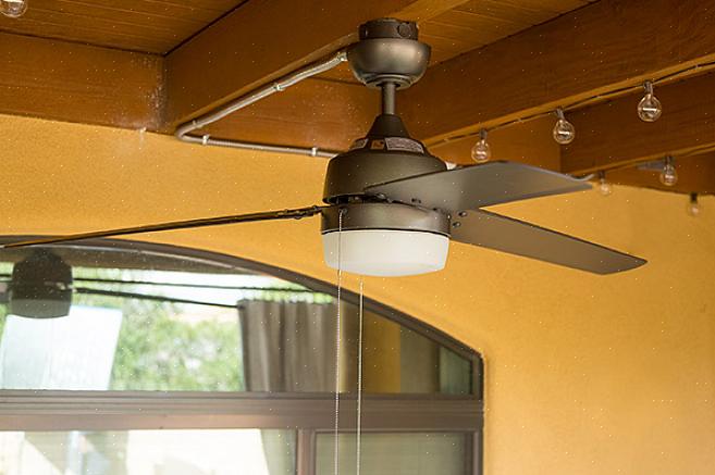 Før ventilatormotoren er fastgjort til elboksen