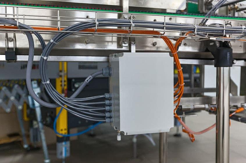 Inden i samledåsen er ledninger forbundet til den originale ROMEX-ledning