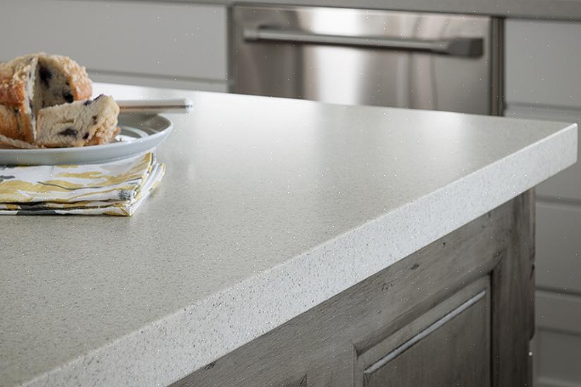 Afhængigt af den specifikke produktlinje kan Formica solid overflade sælges i to kvaliteter